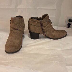 Indigo Rd Sandra Ankle Bootie, 8M, tan suede